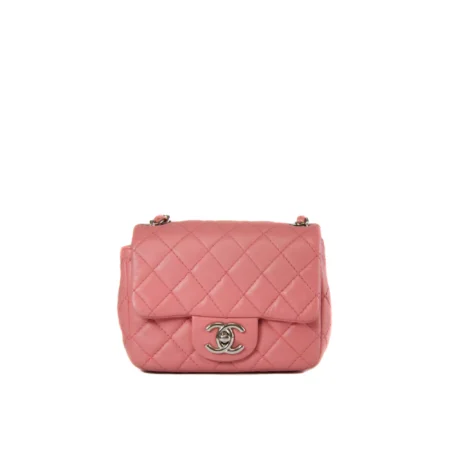 Chanel Classic Flap Mini Rosa en la parte delantera