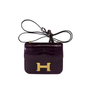 Hermès Constance Mini de cuero de caimán brillante color Amethyst con herrajes dorados – bolso mini exótico y lujoso en violeta