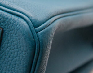 Hermès Birkin 30 Togo Blue de Galice mit goldener Hardware – seltene Luxustasche in elegantem Blau - corner 2