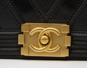 Chanel Boy New Medium 28 cm in Chevron Tri-Skin Leder mit goldener Hardware – markante Luxustasche - hw