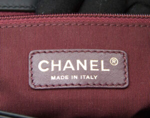 Chanel Boy New Medium 28 cm in Chevron Tri-Skin Leder mit goldener Hardware – markante Luxustasche - label