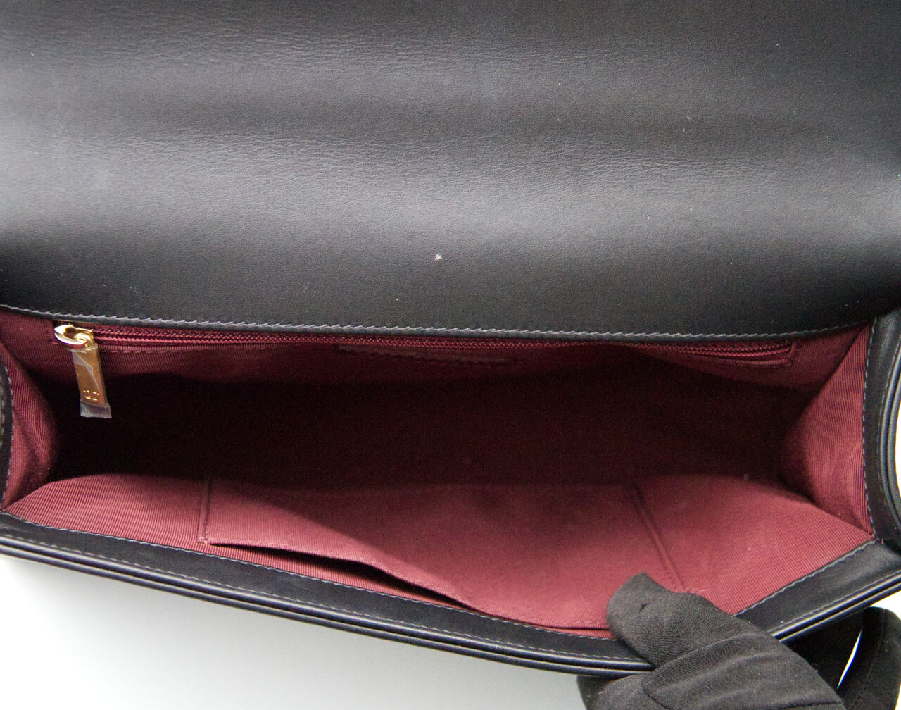Chanel Boy New Medium 28 cm in Chevron Tri-Skin Leder mit goldener Hardware – markante Luxustasche - inside