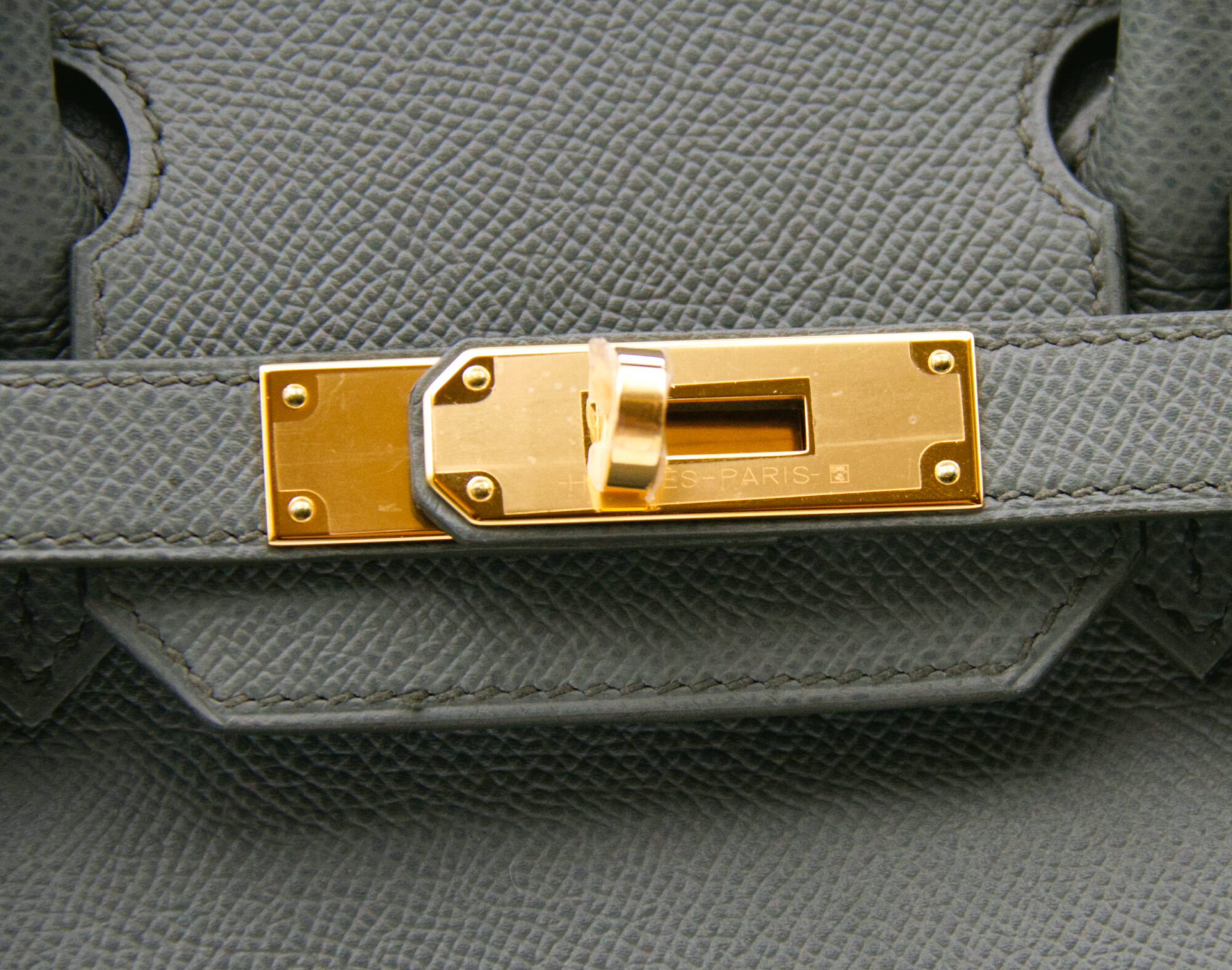 Hermès Birkin 30 Epsom Vert Amande con herrajes dorados – bolso de lujo estructurado en verde salvia - hw