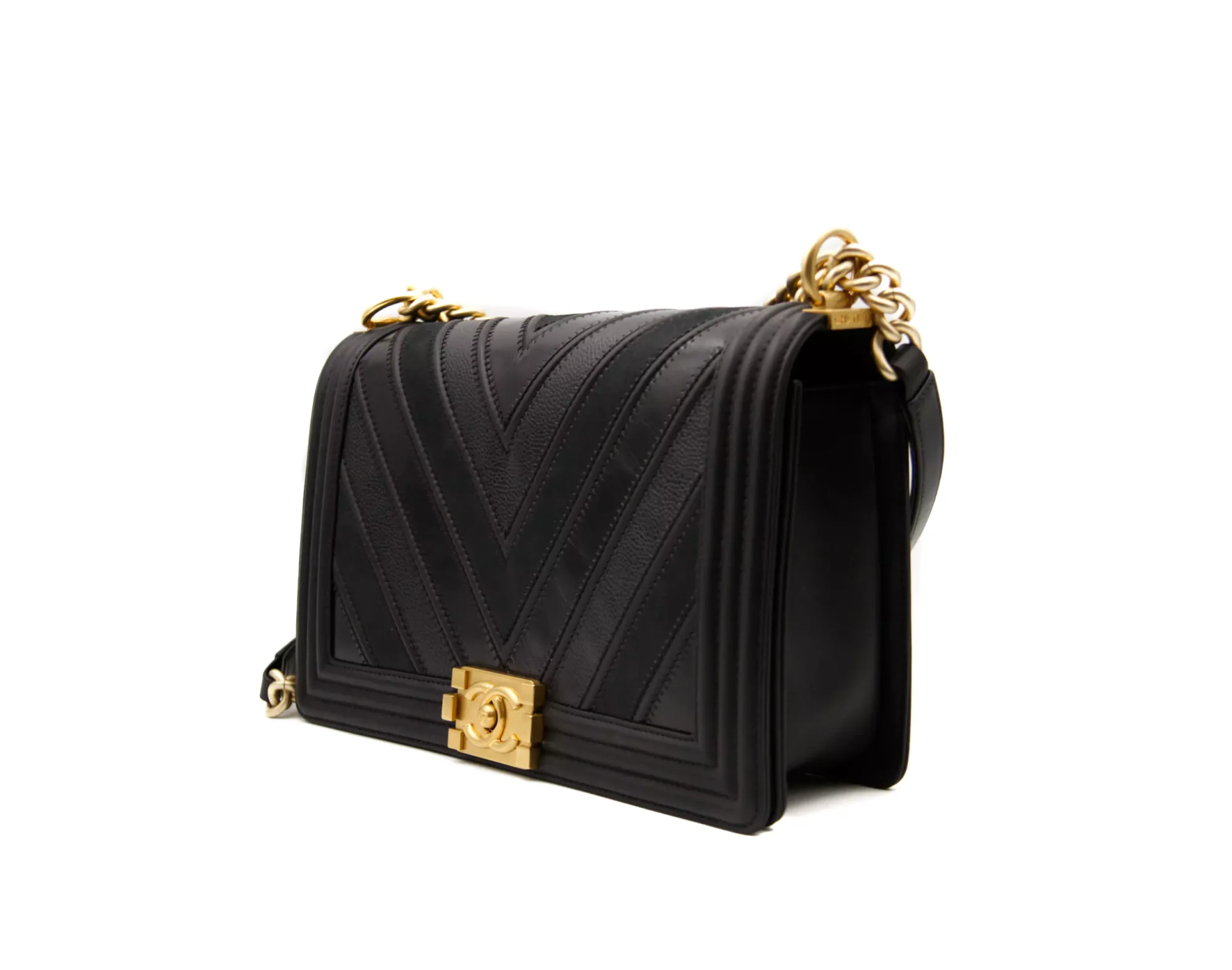 Chanel Boy New Medium 28 cm in Chevron Tri-Skin Leder mit goldener Hardware – markante Luxustasche - profile