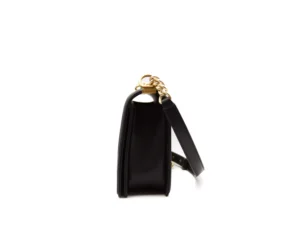 Chanel Boy New Medium 28 cm in Chevron Tri-Skin Leder mit goldener Hardware – markante Luxustasche - side