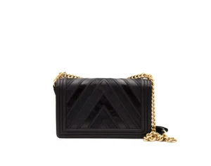 Chanel Boy New Medium 28 cm in Chevron Tri-Skin Leder mit goldener Hardware – markante Luxustasche - back