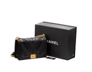 Chanel Boy New Medium 28 cm in Chevron Tri-Skin Leder mit goldener Hardware – markante Luxustasche - box