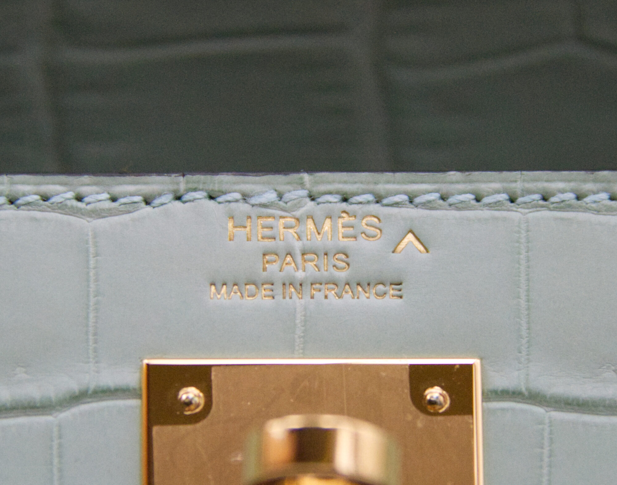 Hermès Kelly 28 crocodile Porosus mat Vert d’Eau with gold hardware – rare luxury handbag in pale green - stamp