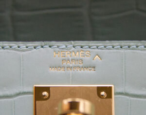 Hermès Kelly 28 crocodile Porosus mat Vert d’Eau with gold hardware – rare luxury handbag in pale green - stamp