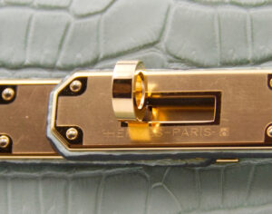 Hermès Kelly 28 crocodile Porosus mat Vert d’Eau with gold hardware – rare luxury handbag in pale green - hw