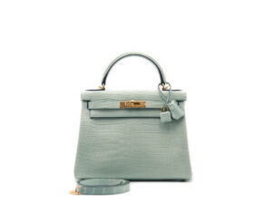 Hermès Kelly 28 crocodile Porosus mat Vert d’Eau with gold hardware – rare luxury handbag in pale green - set