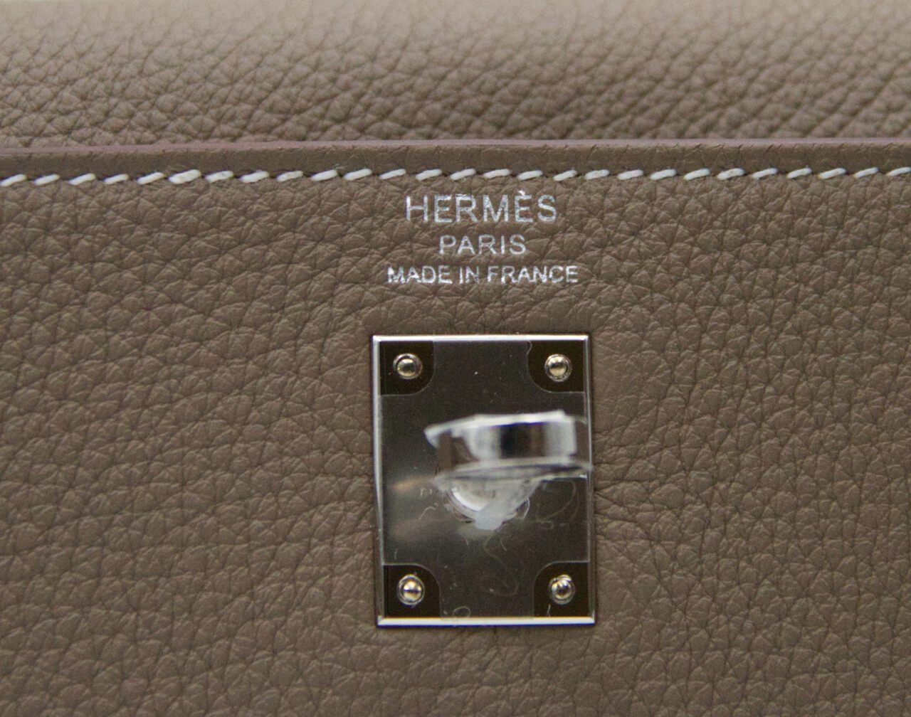 Hermès Kelly 25 Togo Etoupe leather with palladium hardware – iconic small luxury handbag in taupe grey - stamp