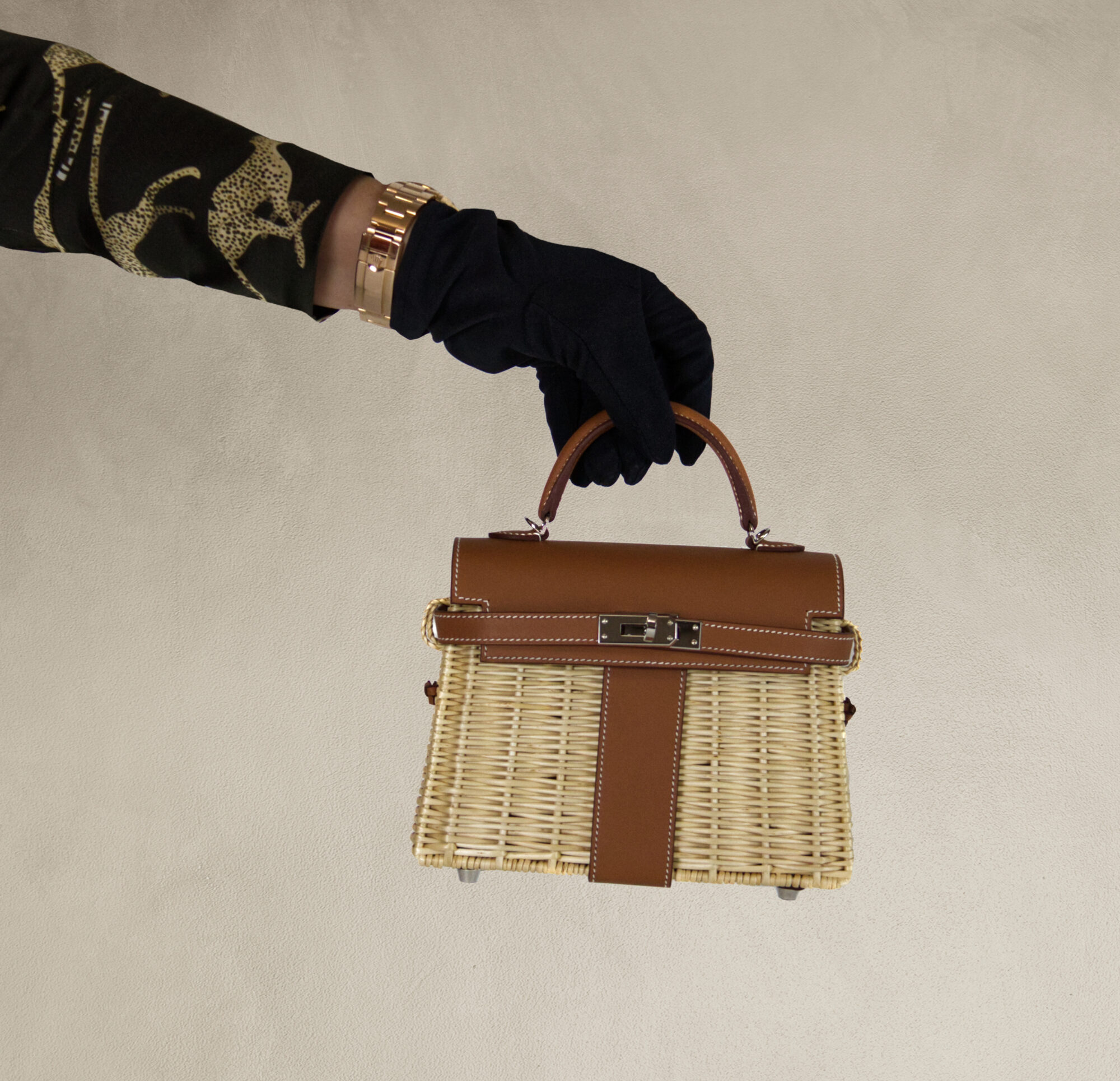 Hermès Mini Picnic Kelly 20 en cuero Swift color Gold y mimbre con herrajes de paladio – bolso de colección exclusivo - with hand