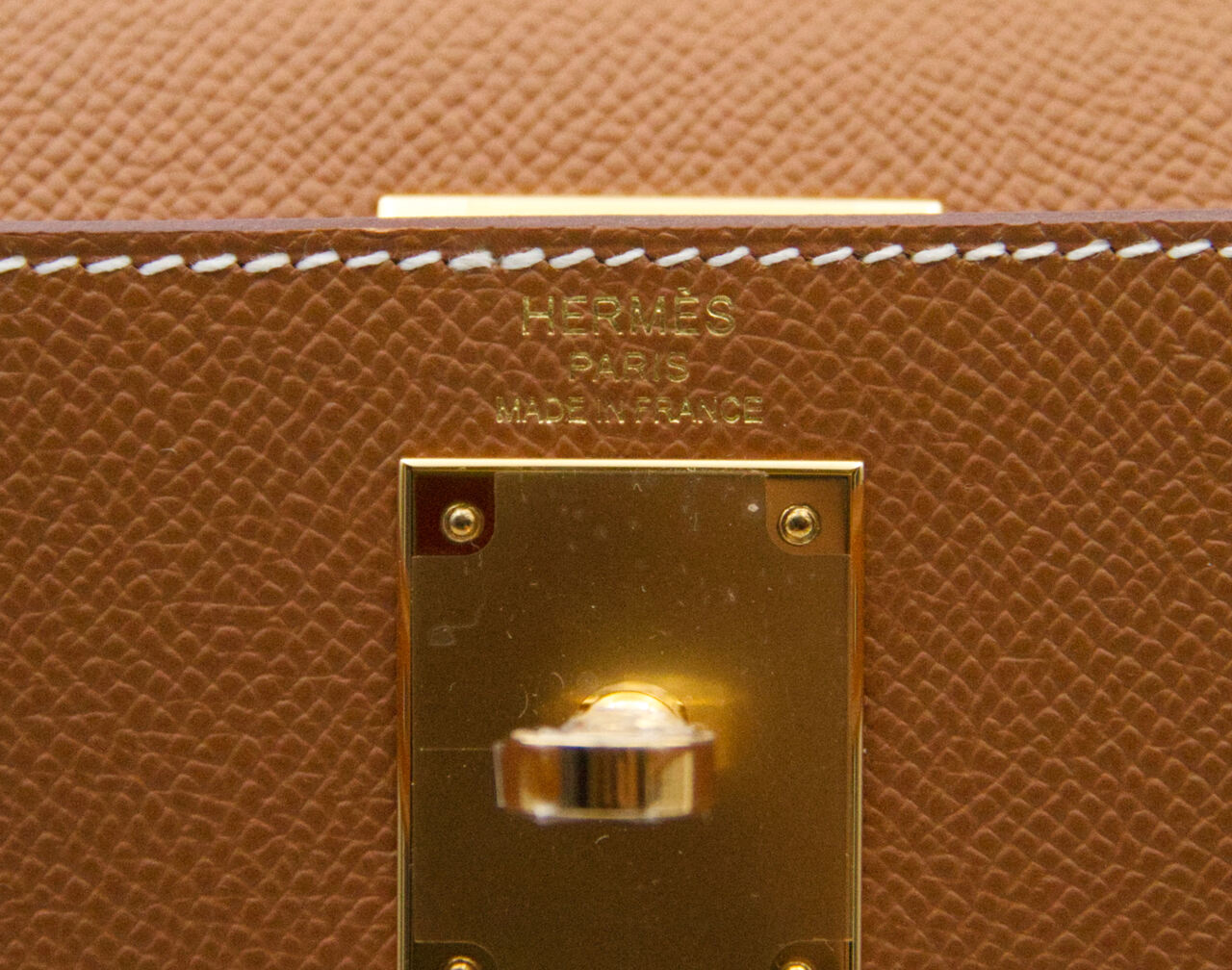 Hermès Kelly 28 Epsom Sellier in Gold leather with gold hardware – elegant structured luxury handbag in timeless tan brown -stamp