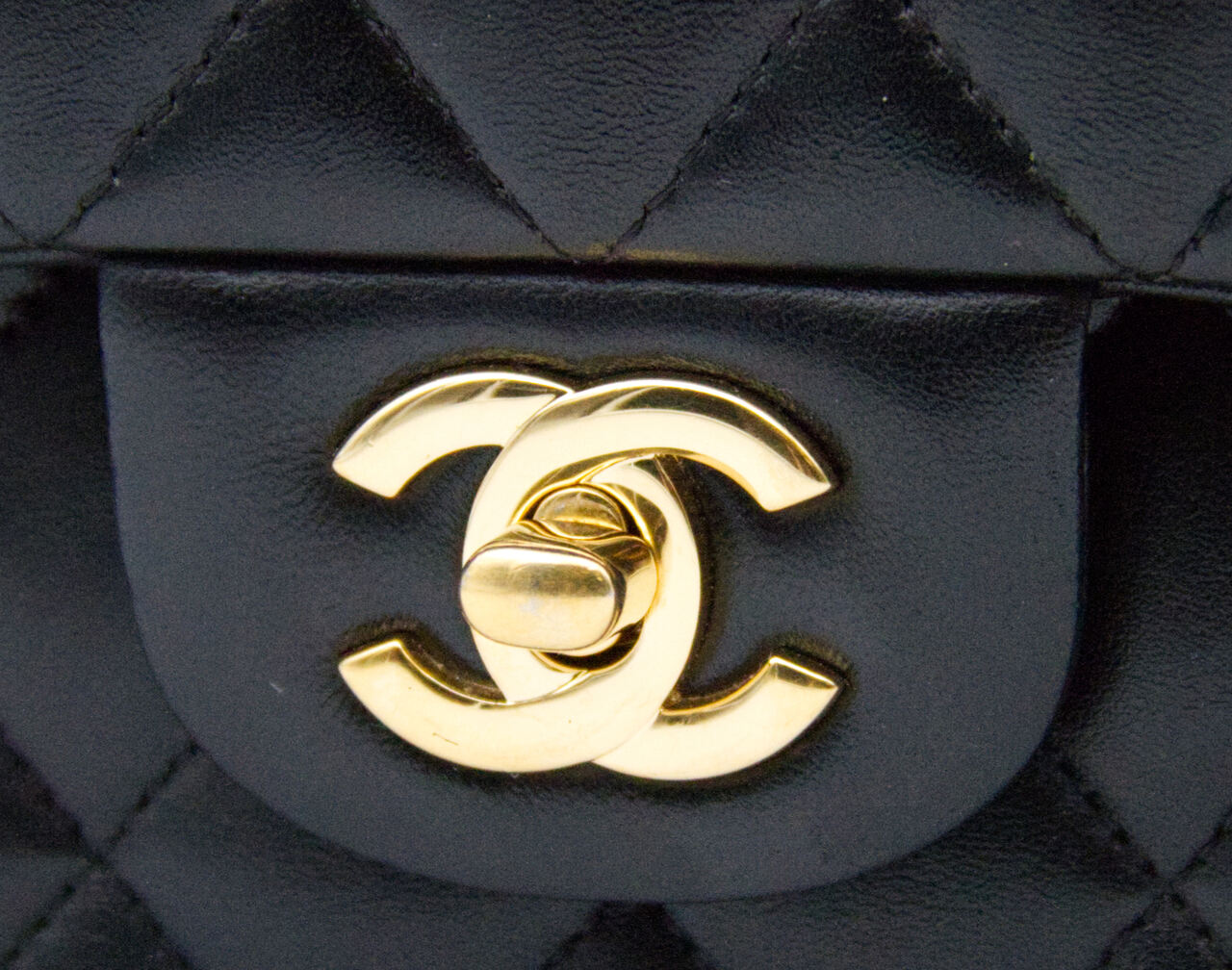 Chanel Medium Classic Double Flap Bag aus schwarzem Leder mit goldener Hardware – ikonische Luxustasche - hw