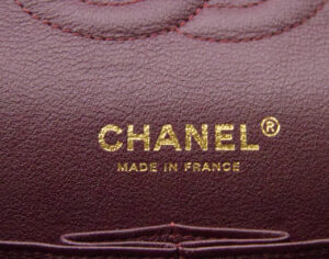 Chanel Medium Classic Double Flap Bag aus schwarzem Leder mit goldener Hardware – ikonische Luxustasche - brand