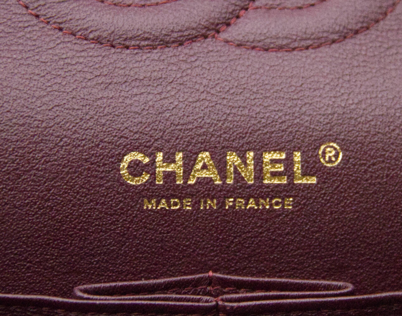 Chanel Medium Classic Double Flap Bag aus schwarzem Leder mit goldener Hardware – ikonische Luxustasche - brand