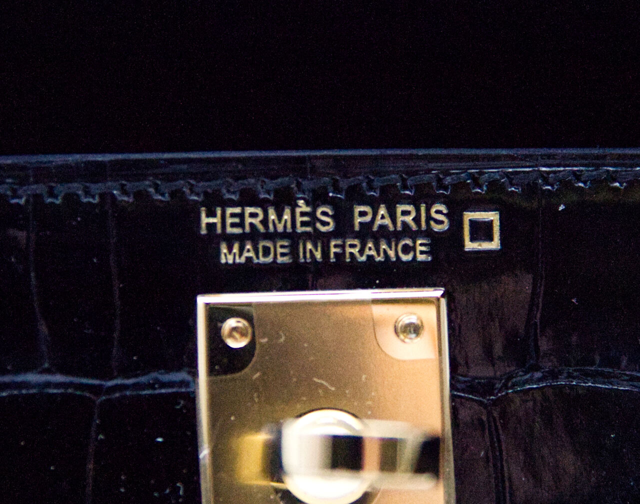The Hermès Kelly Mini 20 alligator in shiny black with gold hardware is a rare luxury handbag. A timeless collector’s piece that combines elegance and exclusivity - stamp