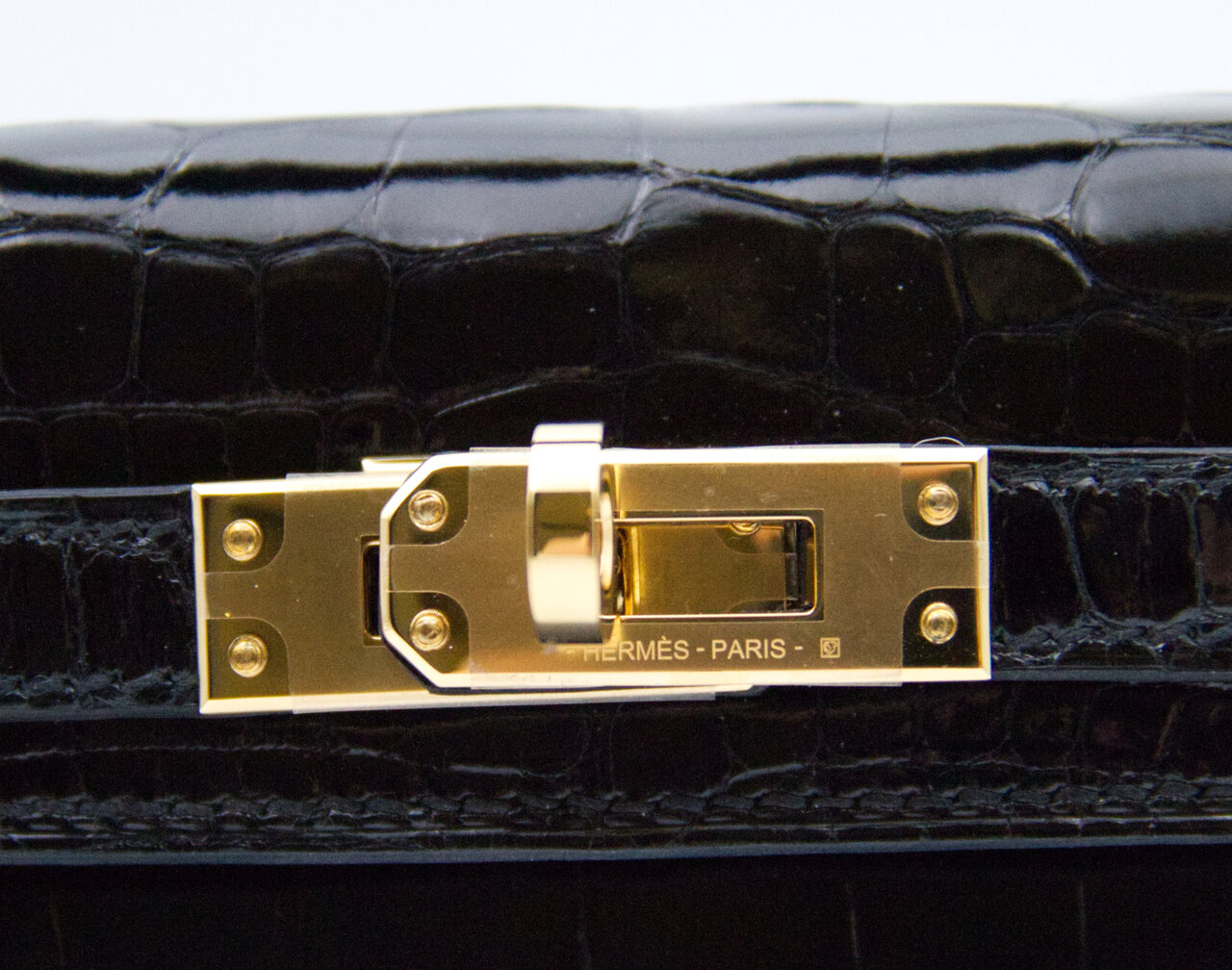The Hermès Kelly Mini 20 alligator in shiny black with gold hardware is a rare luxury handbag. A timeless collector’s piece that combines elegance and exclusivity - hw