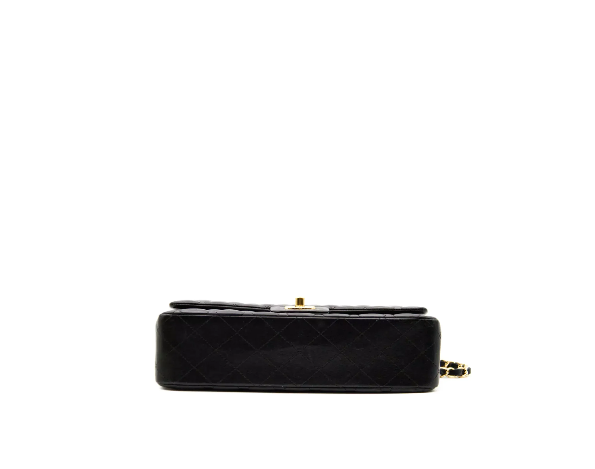 Chanel Medium Classic Double Flap Bag aus schwarzem Leder mit goldener Hardware – ikonische Luxustasche - bottom