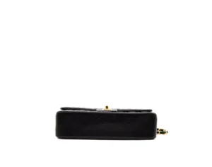 Chanel Medium Classic Double Flap Bag aus schwarzem Leder mit goldener Hardware – ikonische Luxustasche - bottom