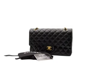 Chanel Medium Classic Double Flap Bag aus schwarzem Leder mit goldener Hardware – ikonische Luxustasche - set