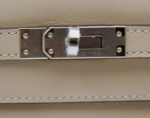 Hermès Kelly Pochette Trench en cuero Swift con herrajes de paladio – bolso de lujo elegante en beige - hw