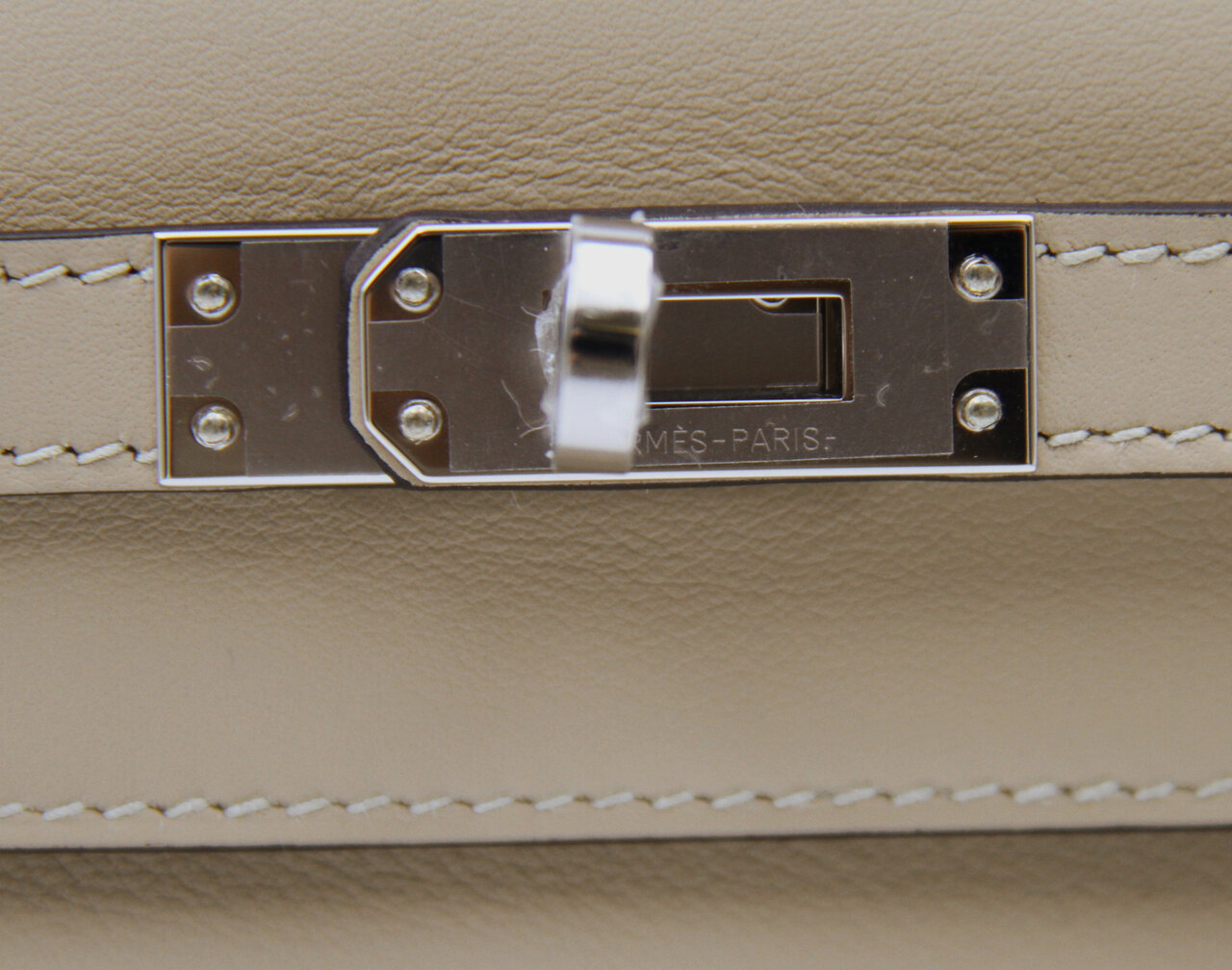 Hermès Kelly Pochette Trench en cuero Swift con herrajes de paladio – bolso de lujo elegante en beige - hw