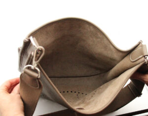 Hermès Evelyne III 33 Clemence Leder in Etoupe mit Palladium-Hardware – große luxuriöse Crossbody-Tasche in Taupe - inside