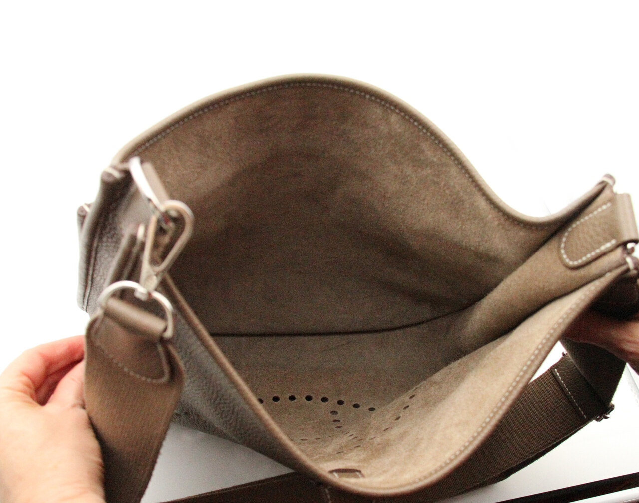 Hermès Evelyne III 33 Clemence Leder in Etoupe mit Palladium-Hardware – große luxuriöse Crossbody-Tasche in Taupe - inside