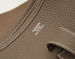 Hermès Evelyne III 33 Clemence Leder in Etoupe mit Palladium-Hardware – große luxuriöse Crossbody-Tasche in Taupe - stamp