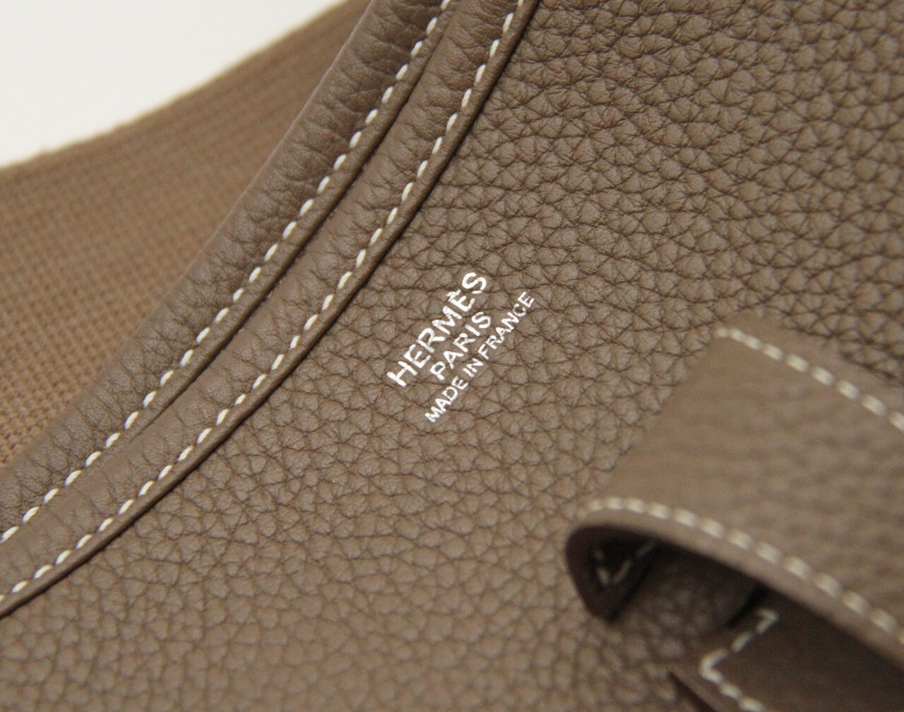Hermès Evelyne III 33 Clemence Leder in Etoupe mit Palladium-Hardware – große luxuriöse Crossbody-Tasche in Taupe - stamp