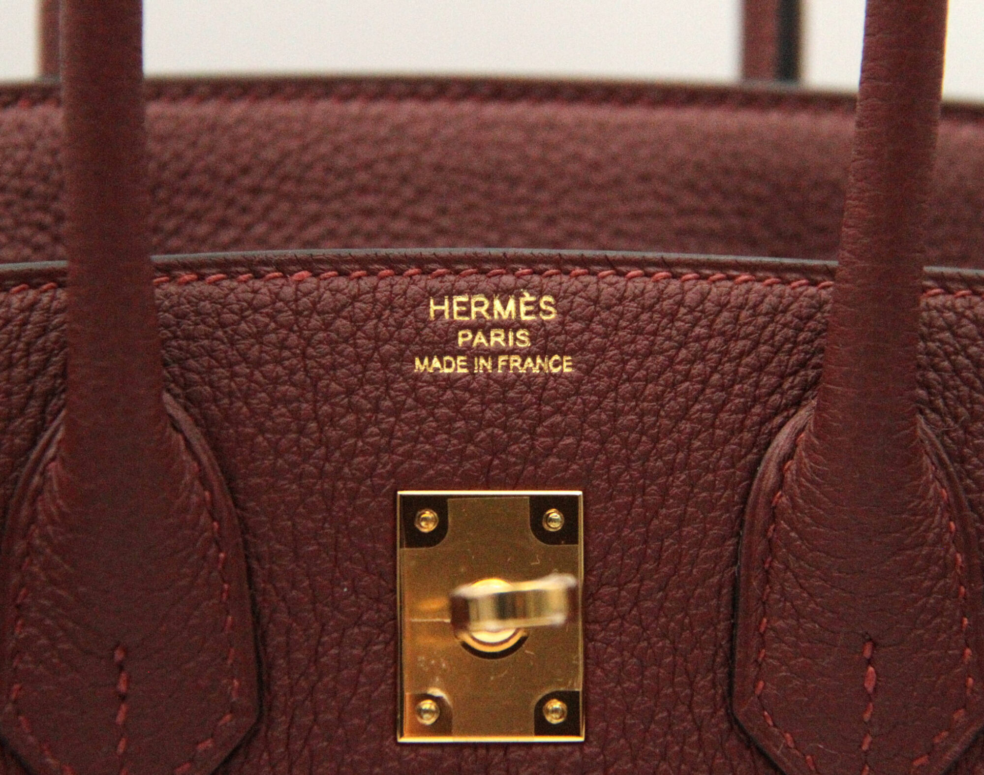 Hermès Birkin 25 Rouge H de cuero Togo con herrajes dorados – bolso de lujo icónico pequeño en rojo oscuro - stamp