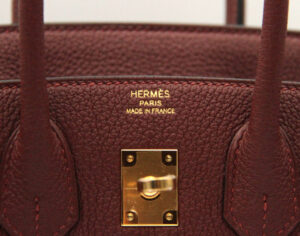 Hermès Birkin 25 Rouge H de cuero Togo con herrajes dorados – bolso de lujo icónico pequeño en rojo oscuro - stamp