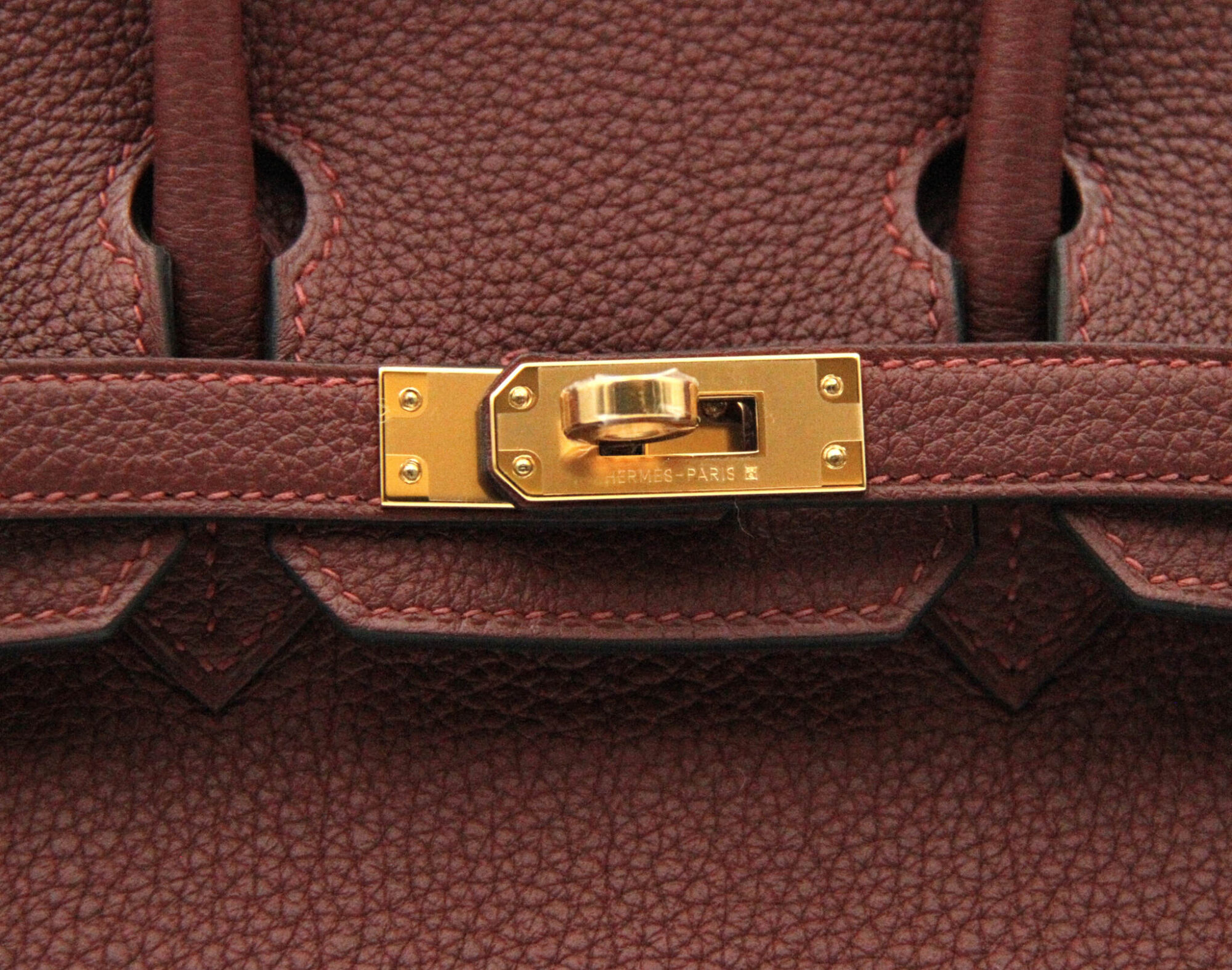 Hermès Birkin 25 Rouge H de cuero Togo con herrajes dorados – bolso de lujo icónico pequeño en rojo oscuro - hw