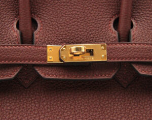 Hermès Birkin 25 Rouge H de cuero Togo con herrajes dorados – bolso de lujo icónico pequeño en rojo oscuro - hw