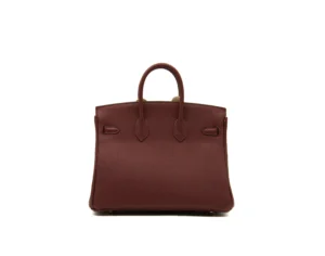 Hermès Birkin 25 Rouge H de cuero Togo con herrajes dorados – bolso de lujo icónico pequeño en rojo oscuro - back