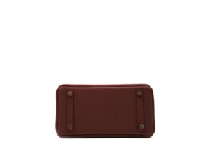 Hermès Birkin 25 Rouge H de cuero Togo con herrajes dorados – bolso de lujo icónico pequeño en rojo oscuro - bottom
