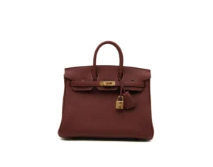 Hermès Birkin 25 Rouge H de cuero Togo con herrajes dorados – bolso de lujo icónico pequeño en rojo oscuro - clochette